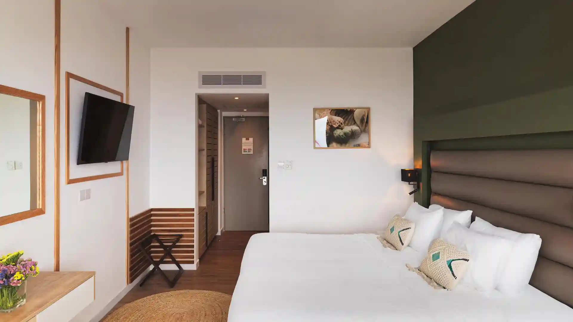 Leonardo Hotels & Resorts Mediterranean - deluxeRoomSeaViewWithExecutiveLoungeAccess_05