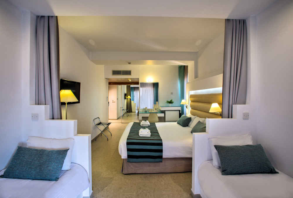 Leonardo Hotels & Resorts Mediterranean - familyRoomSideSeaView_02