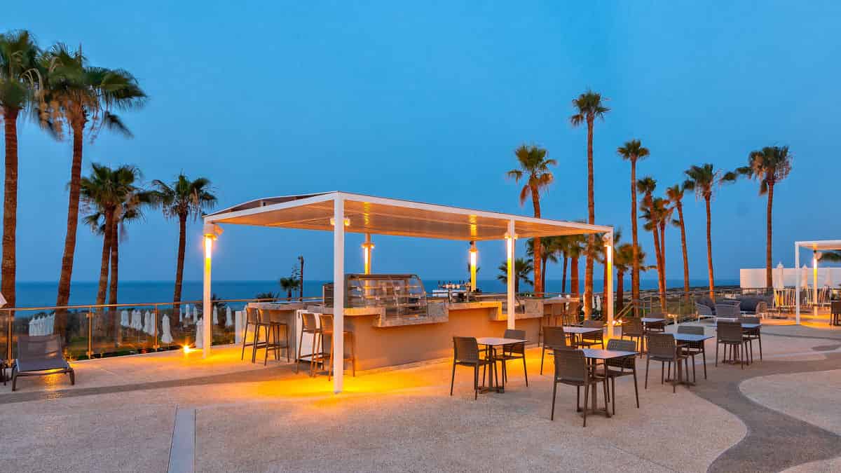 Leonardo Hotels & Resorts Mediterranean - thetisPoolBar_02.jpg