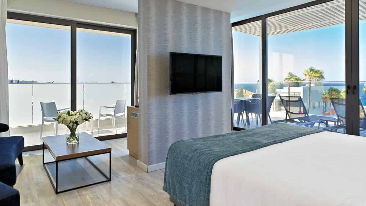 Leonardo Hotels & Resorts Mediterranean - executiveSuiteFrontSeaViewOutdoorHotTub_02.jpg