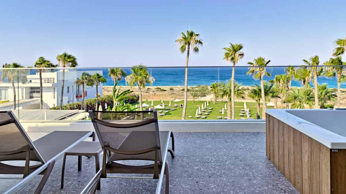 Leonardo Hotels & Resorts Mediterranean - executiveSuiteFrontSeaViewOutdoorHotTub_10