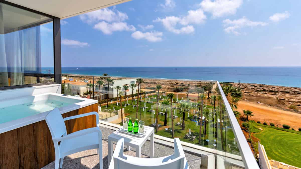 Leonardo Hotels & Resorts Mediterranean - juniorSuiteFrontSeaViewOutdoorHotTub_01