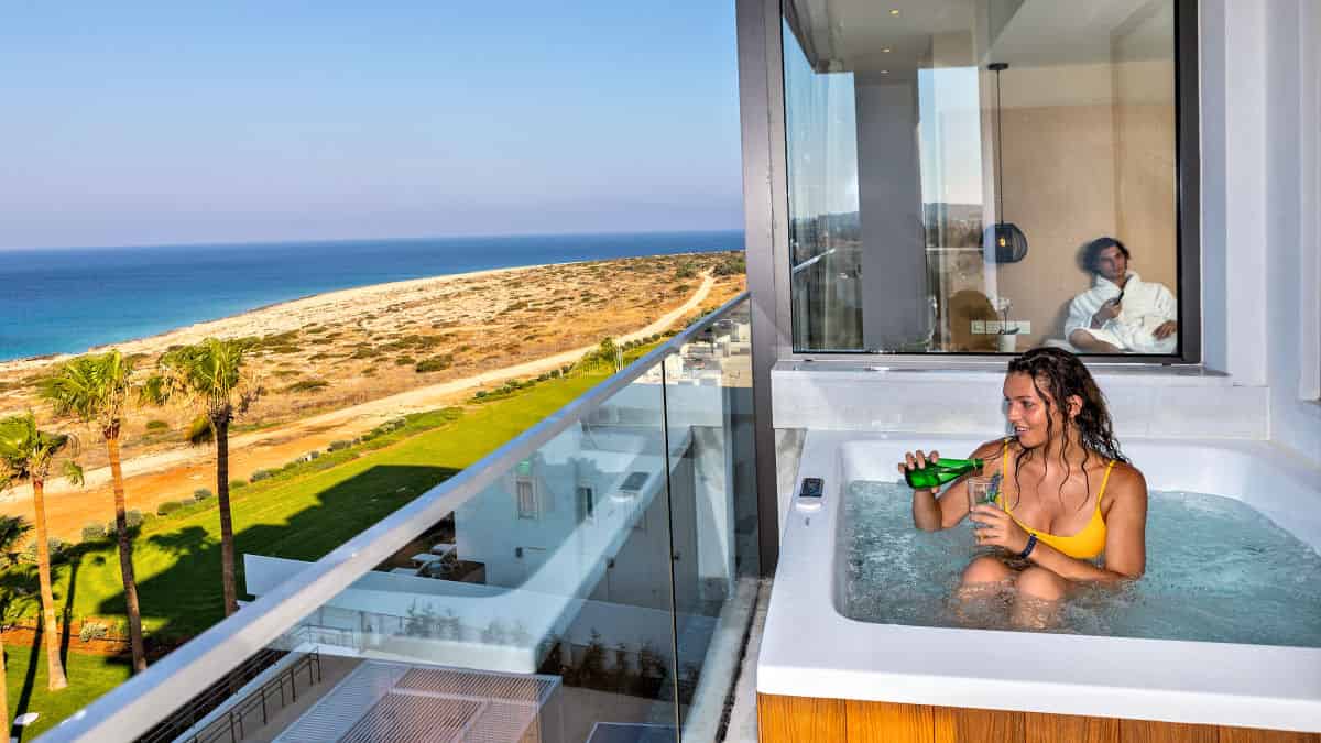 Leonardo Hotels & Resorts Mediterranean - juniorSuiteFrontSeaViewOutdoorHotTub_07