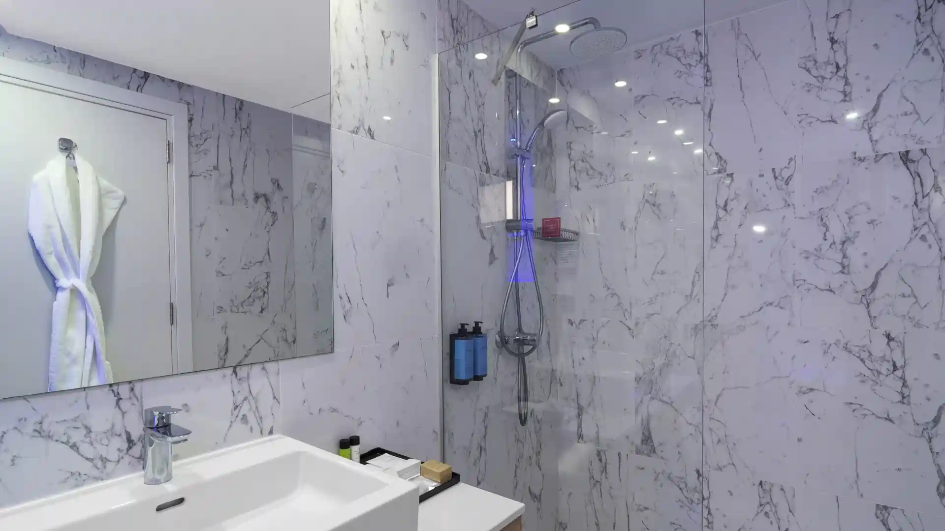 Leonardo Hotels & Resorts Mediterranean - juniorSuiteWithOutdoorHotTub_31