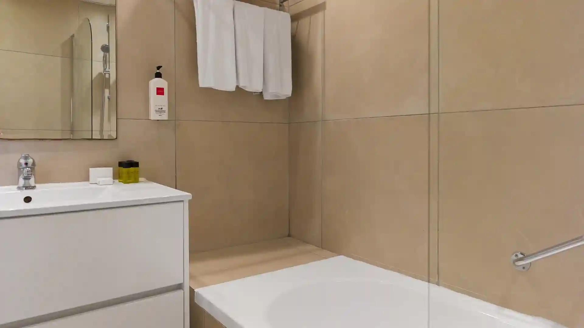 Leonardo Hotels & Resorts Mediterranean - juniorSuiteSeaView_07