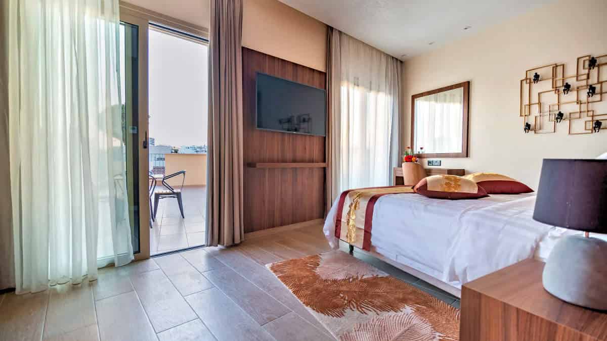 Leonardo Hotels & Resorts Mediterranean - deluxeRoomCityView_01