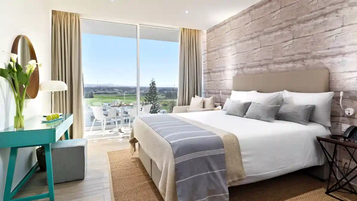 Leonardo Hotels & Resorts Mediterranean - deluxeRoomWithPanoramicInlandView_01