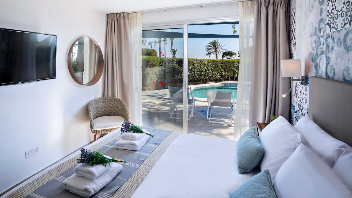 Leonardo Hotels & Resorts Mediterranean - gardenSuiteWithPrivatePool_05